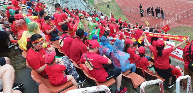 CĐV Việt nhuộm đỏ màu cờ sắc áo trước SVĐ Thammasat trước trận gặp Thái Lan - Ảnh 9.