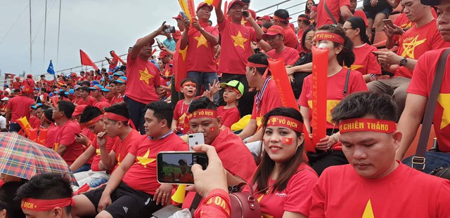 CĐV Việt nhuộm đỏ màu cờ sắc áo trước SVĐ Thammasat trước trận gặp Thái Lan - Ảnh 10.