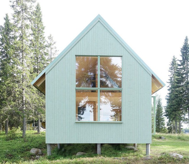 Ngôi nhà nhỏ bằng gỗ màu xanh ven hồ thực sự là thiên đường cho những ai ghét sự ồn ào của thành phố - Ảnh 1.