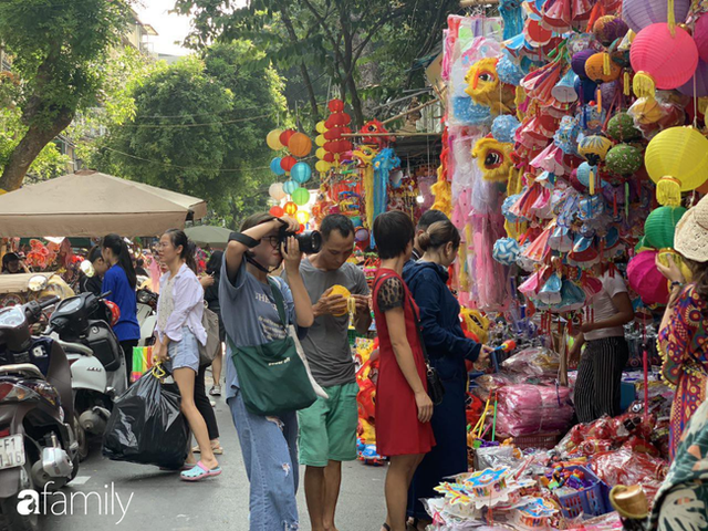 Đến phố Hàng Mã nếu không cẩn thận dễ mất tiền phạt cả trăm nghìn như chơi!? - Ảnh 18.