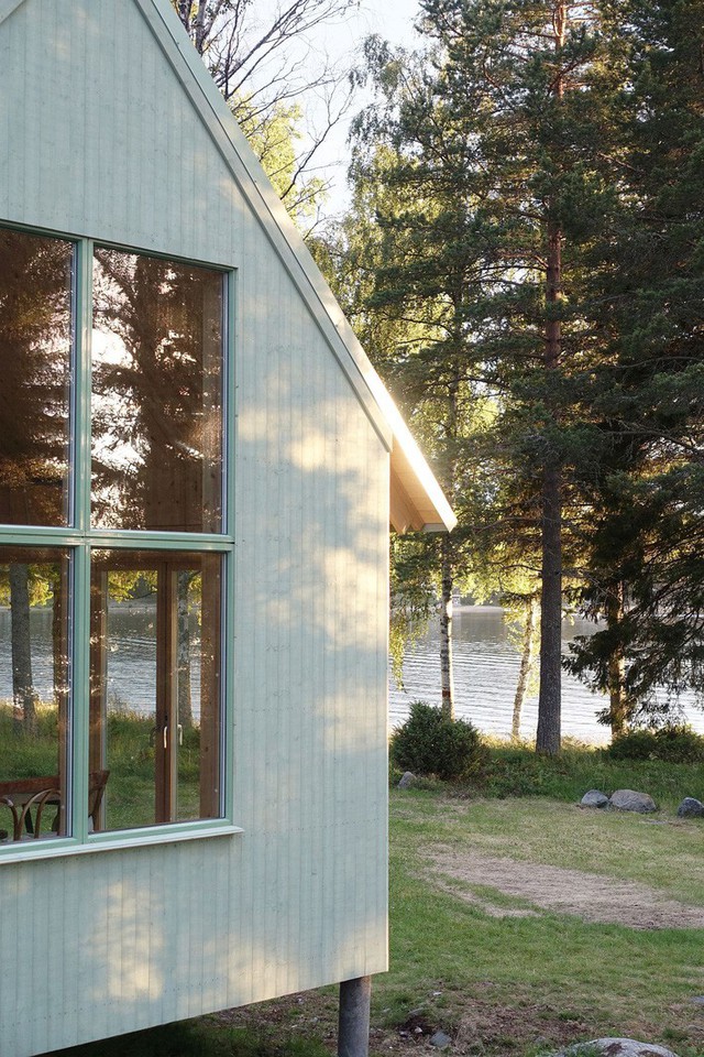 Ngôi nhà nhỏ bằng gỗ màu xanh ven hồ thực sự là thiên đường cho những ai ghét sự ồn ào của thành phố - Ảnh 4.