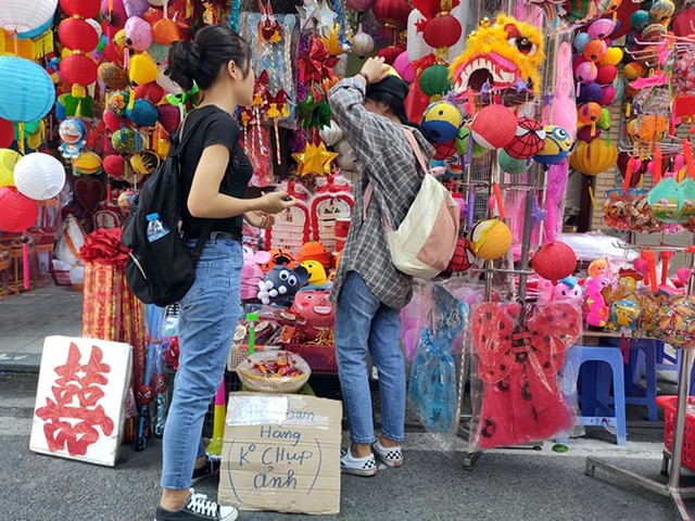 Vì sao các cửa hàng bán đồ chơi Trung thu tại phố Hàng Mã cấm người dân chụp ảnh? - Ảnh 2.