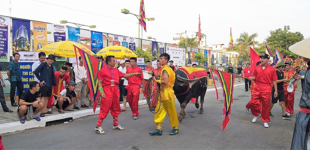 Lễ hội chọi trâu Đồ Sơn 2019 có hiện tượng dùng giấy mời giả bán cho du khách - Ảnh 3.