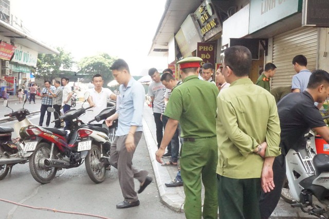 Hiện trường vụ nổ hộp quà ở Linh Đàm, nhân chứng hoảng sợ: Vật lạ bắn vào cổ nạn nhân khiến chảy rất nhiều máu - Ảnh 1.