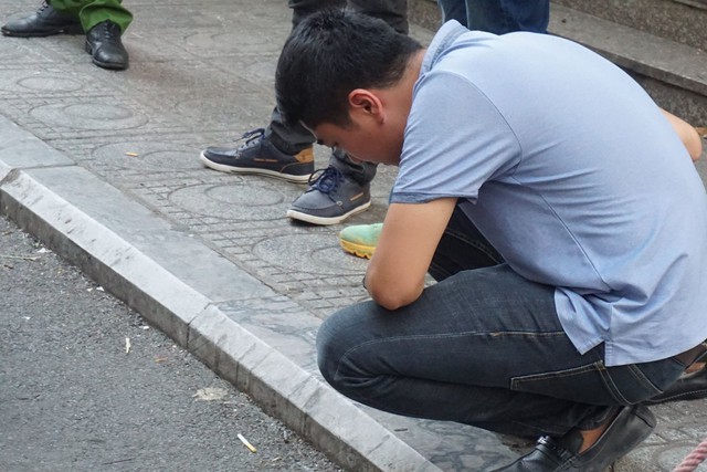 Hiện trường vụ nổ hộp quà ở Linh Đàm, nhân chứng hoảng sợ: Vật lạ bắn vào cổ nạn nhân khiến chảy rất nhiều máu - Ảnh 4.