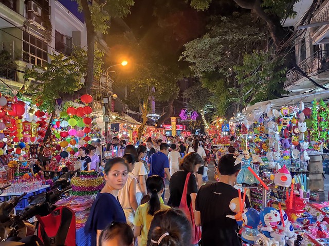 Cuối tuần, người Thủ đô nườm nượp kéo đến phố cổ hưởng không khí Trung thu sớm - Ảnh 12.