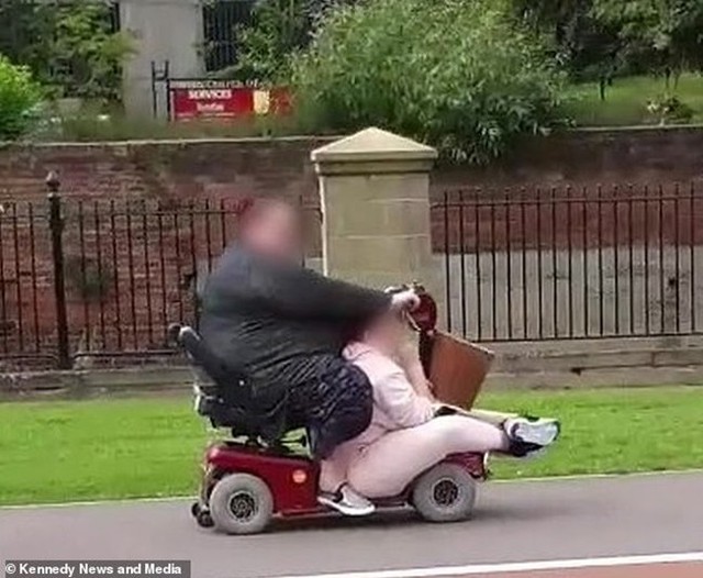 Cười bò cảnh tượng 2 cô nàng béo phì cùng cưỡi lên con xe máy mini, chẳng hiểu sao xe vẫn bon bon chạy - Ảnh 1.