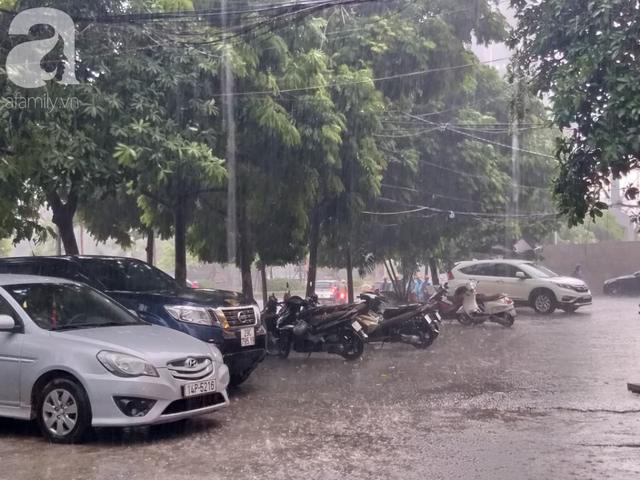Hà Nội mưa lớn giờ tan tầm, nguy cơ gây ngập úng các quận nội thành - Ảnh 4.