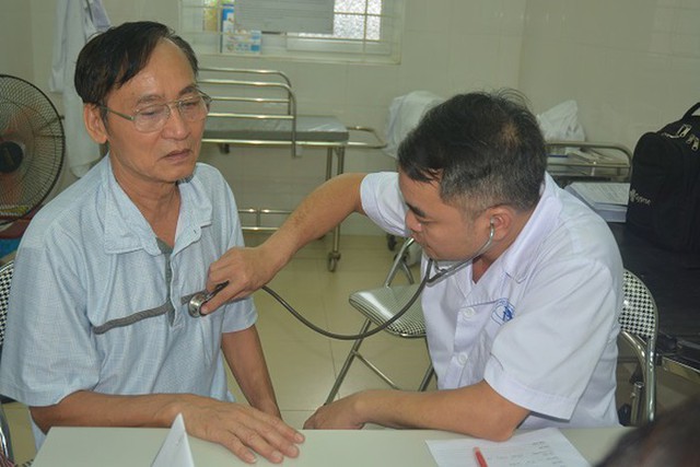 Gần 1.000 người dân gần công ty Rạng Đông đi khám, chỉ định chuyển 320 người lên bệnh viện thành phố xét nghiệm, điều trị - Ảnh 1.