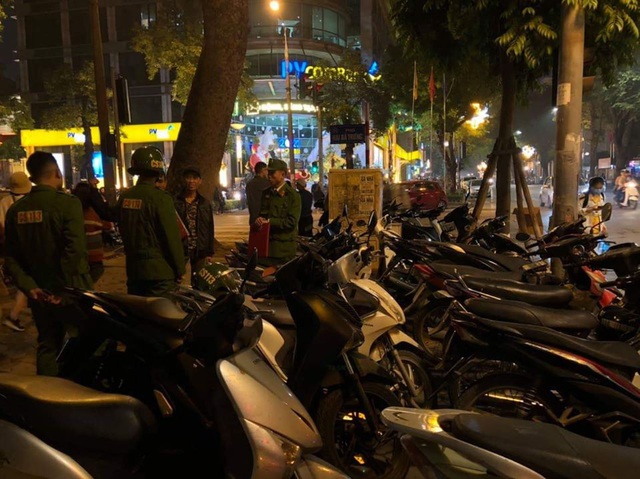 Hà Nội xử phạt nhiều bãi trông giữ xe chặt chém khách đêm giao thừa - Ảnh 3.