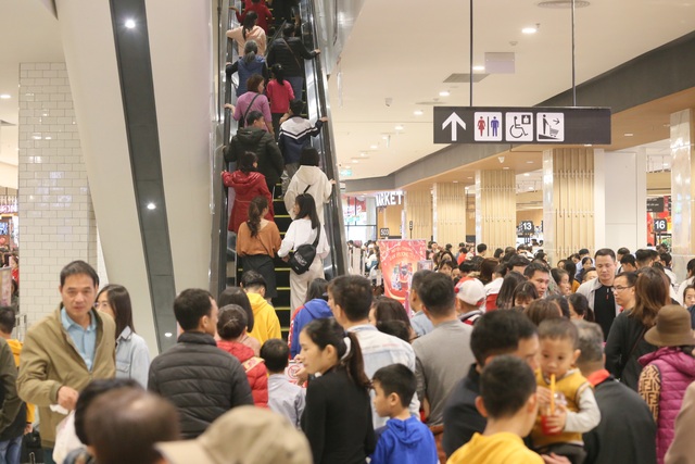 Người dân ùn ùn kéo đến siêu thị vui chơi, mua sắm, ăn uống đông nghẹt thở ngày Tết Dương - Ảnh 1.