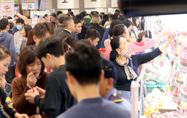 Người dân ùn ùn kéo đến siêu thị vui chơi, mua sắm, ăn uống đông nghẹt thở ngày Tết Dương - Ảnh 2.