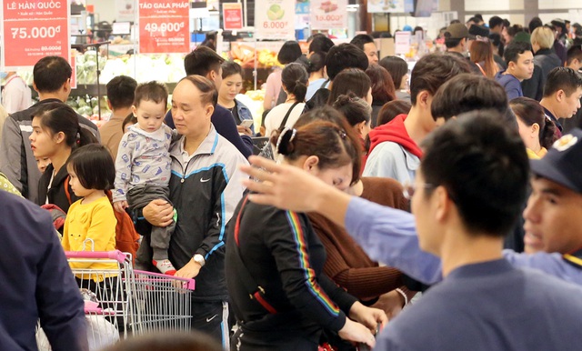 Người dân ùn ùn kéo đến siêu thị vui chơi, mua sắm, ăn uống đông nghẹt thở ngày Tết Dương - Ảnh 3.