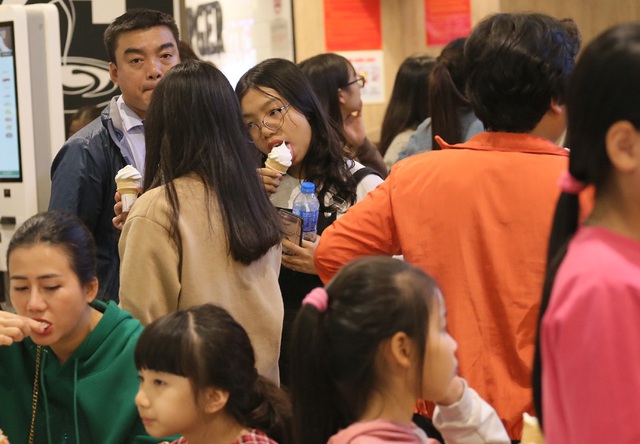 Người dân ùn ùn kéo đến siêu thị vui chơi, mua sắm, ăn uống đông nghẹt thở ngày Tết Dương - Ảnh 9.