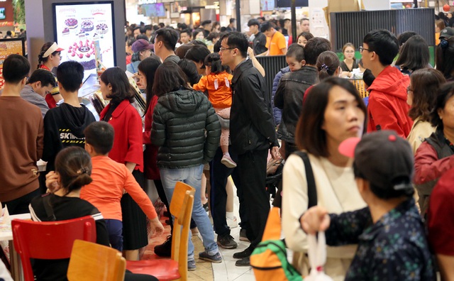 Người dân ùn ùn kéo đến siêu thị vui chơi, mua sắm, ăn uống đông nghẹt thở ngày Tết Dương - Ảnh 10.
