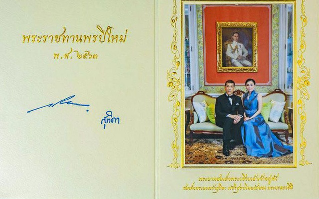 Vợ chồng Quốc vương Thái Lan phát hành thiệp mừng năm mới, đáng chú ý là 4 người con trai không được thừa nhận có hành động bất ngờ - Ảnh 1.