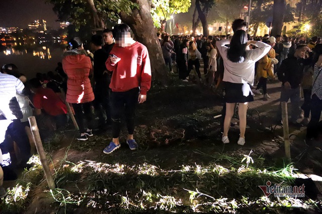 Bất chấp người cầm gậy xua đuổi, hoa hồ Gươm vẫn tan t&aacute;c sau giao thừa - Ảnh 12.