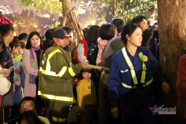 Bất chấp người cầm gậy xua đuổi, hoa hồ Gươm vẫn tan t&aacute;c sau giao thừa - Ảnh 4.