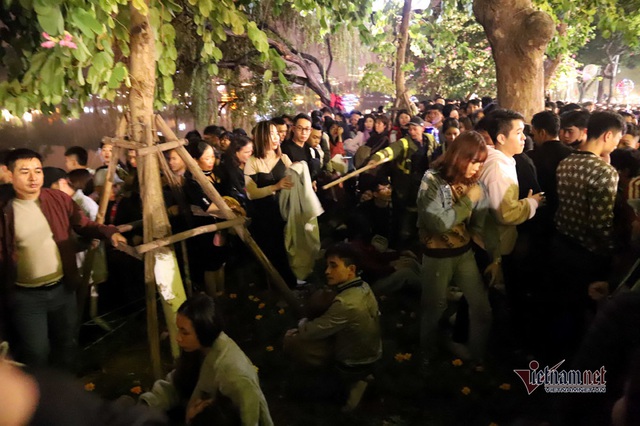 Bất chấp người cầm gậy xua đuổi, hoa hồ Gươm vẫn tan t&aacute;c sau giao thừa - Ảnh 5.