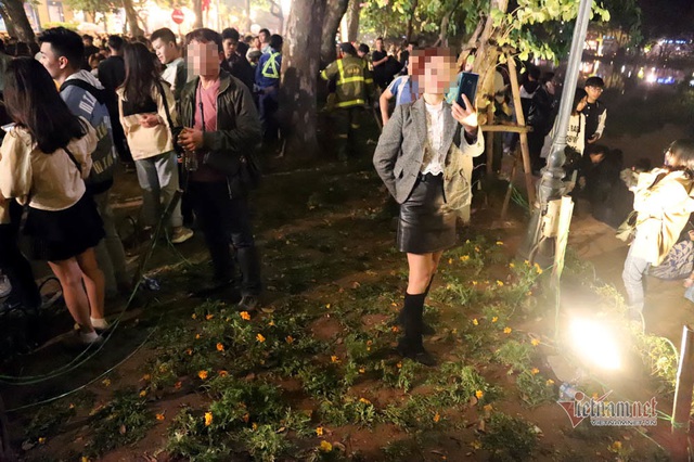 Bất chấp người cầm gậy xua đuổi, hoa hồ Gươm vẫn tan t&aacute;c sau giao thừa - Ảnh 7.