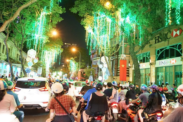 Sài Gòn bắn pháo hoa rực rỡ đón năm mới 2020 - Ảnh 16.