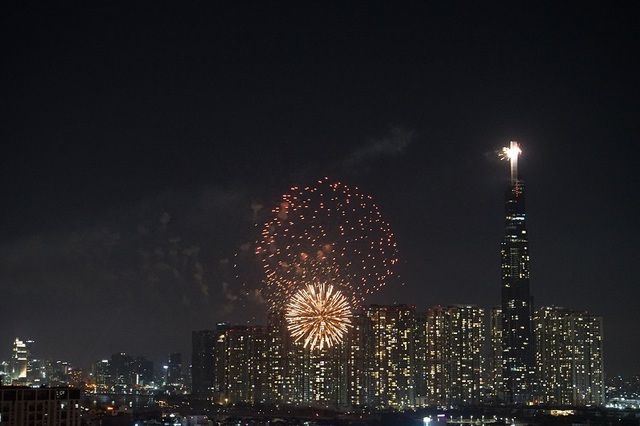 Sài Gòn bắn pháo hoa rực rỡ đón năm mới 2020 - Ảnh 5.