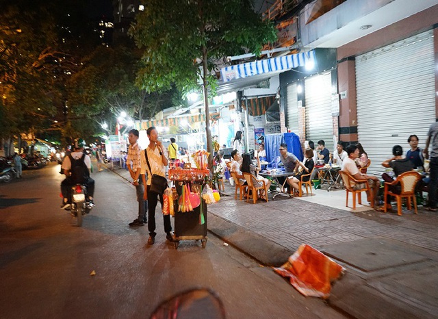 Sài Gòn bắn pháo hoa rực rỡ đón năm mới 2020 - Ảnh 22.