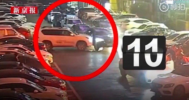 Hành động sốc của tài xế nữ khi ô tô bị chắn đường - Ảnh 1.