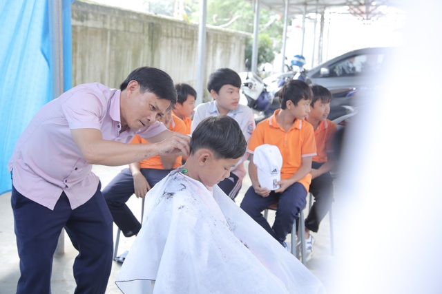 Hiệu cắt tóc không đồng của thầy giáo ở Hà Tĩnh - Ảnh 2.