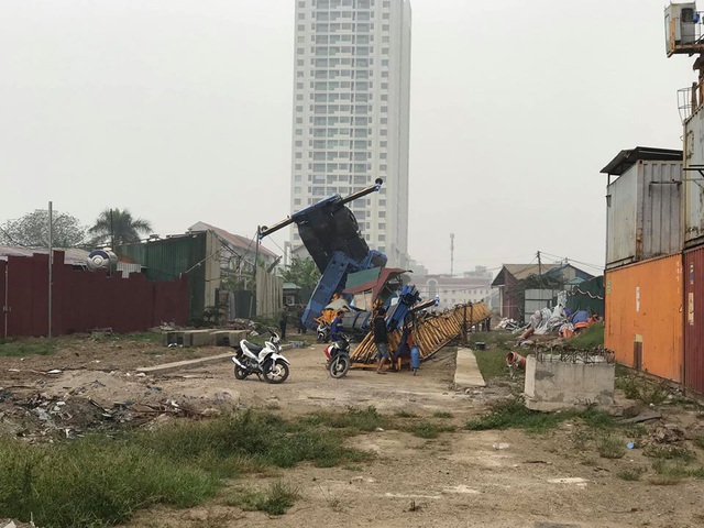 Hà Nội: Cẩu tháp phục vụ chung cư bất ngờ đổ sập - Ảnh 1.