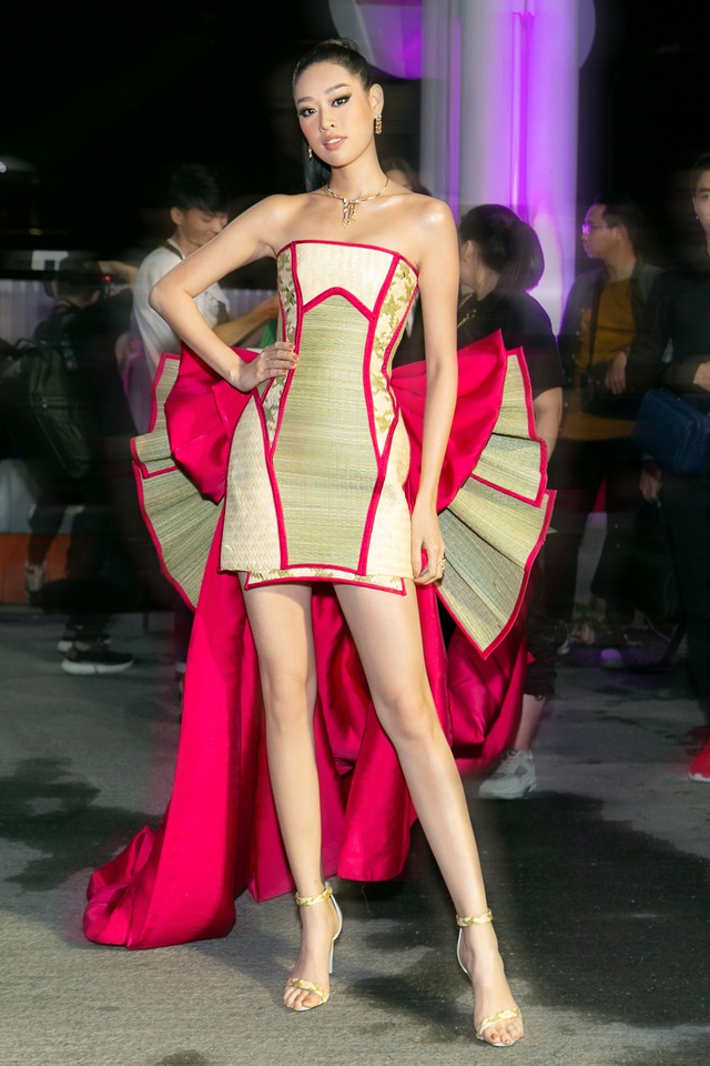 Hoa hậu Khánh Vân gây bất ngờ với trang phục chiếu cói - Ảnh 1.