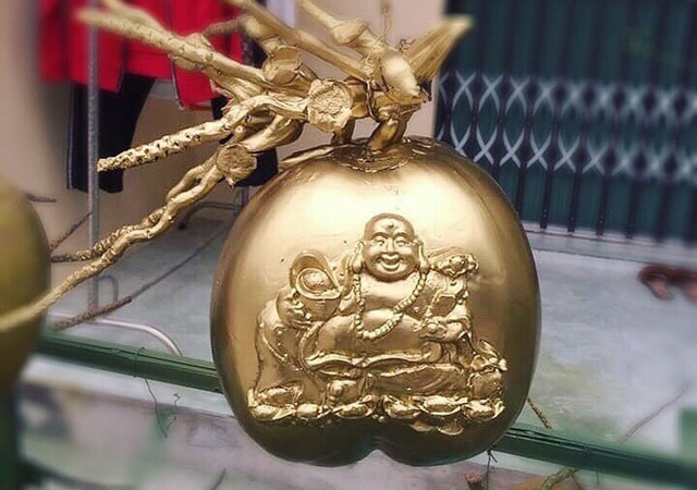 Phật Di Lặc hiện hình trên quả dừa, vàng rực giữa mùa Tết này - Ảnh 2.