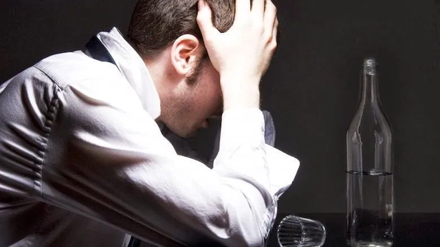 Từng nghiện rượu, đập phá nhà cửa nhưng tôi đã thay đổi nhờ vợ hiền - Ảnh 1. Từng nghiện rượu, đập phá nhà cửa nhưng tôi đã thay đổi nhờ vợ hiền - Ảnh 1.