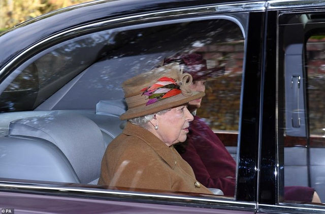 Hình ảnh mới nhất của Nữ hoàng Anh sau tuyên bố rút khỏi hoàng gia Anh của cháu trai Harry - Ảnh 1.