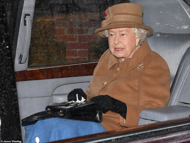 Hình ảnh mới nhất của Nữ hoàng Anh sau tuyên bố rút khỏi hoàng gia Anh của cháu trai Harry - Ảnh 3.