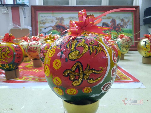 Thầy gi&aacute;o vẽ quả thư ph&aacute;p kiếm bộn tiền dịp Tết - Ảnh 6.