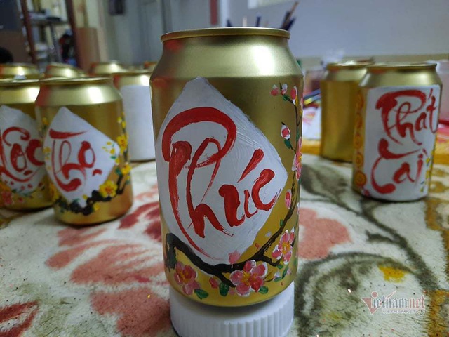 Thầy gi&aacute;o vẽ quả thư ph&aacute;p kiếm bộn tiền dịp Tết - Ảnh 9.