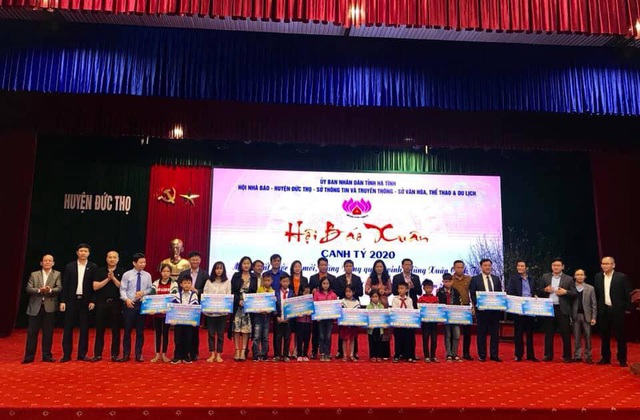 Báo Gia đình & Xã hội trao quà cho người nghèo tại Hội báo Xuân 2020 tỉnh Hà Tĩnh - Ảnh 1.