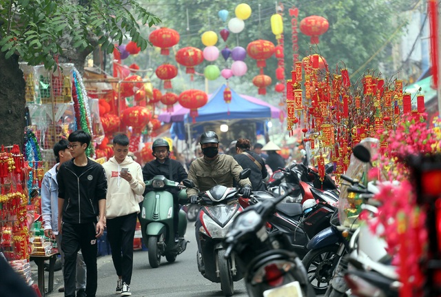 Video: Người Hà Nội ùn ùn kéo đến Hàng Mã sắm Tết - Ảnh 3.