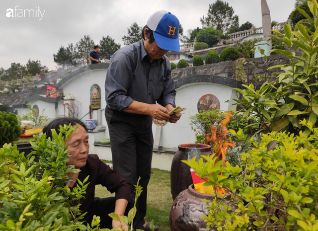 Người Hà Nội sắm sửa điện thoại, đồng hồ cùng con cháu đi tảo mộ mời gia tiên về ăn Tết - Ảnh 4.