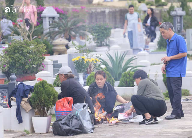 Người Hà Nội sắm sửa điện thoại, đồng hồ cùng con cháu đi tảo mộ mời gia tiên về ăn Tết - Ảnh 5.