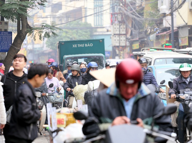 Cả Hà Nội tắc đường vì dân đi săn hàng giảm giá đón Tết - Ảnh 11.