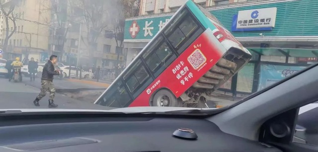 Xe buýt đang vào trạm bất ngờ gặp nạn khi mặt đường bị sập khiến 9 người tử vong - Ảnh 2.