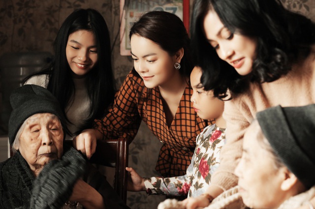 Con gái Phạm Quỳnh Anh đáng yêu trong MV của mẹ - Ảnh 1.