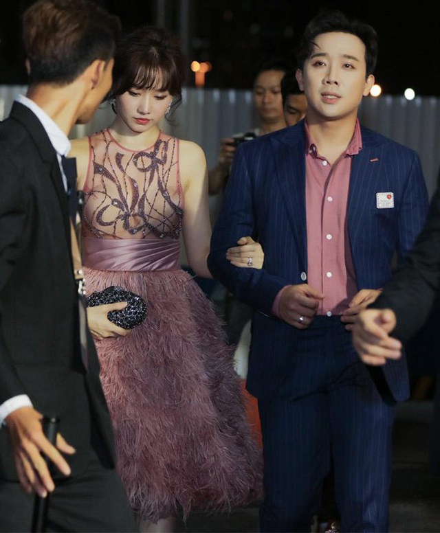Diện cùng mẫu váy, Hari Won và Angela Phương Trinh chia nhau giải mặc xấu vì lộ mút ngực - Ảnh 4.
