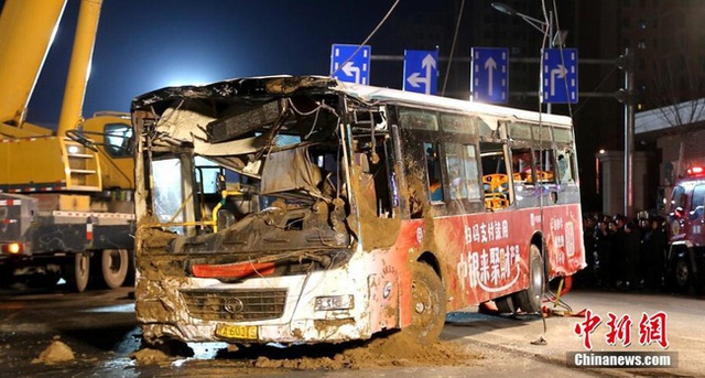 Xe buýt đang vào trạm bất ngờ gặp nạn khi mặt đường bị sập khiến 9 người tử vong - Ảnh 5.