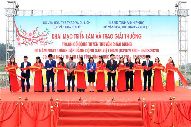  Khai mạc triển lãm, trao giải tranh cổ động tuyên truyền kỷ niệm 90 năm Ngày thành lập Đảng  - Ảnh 1.