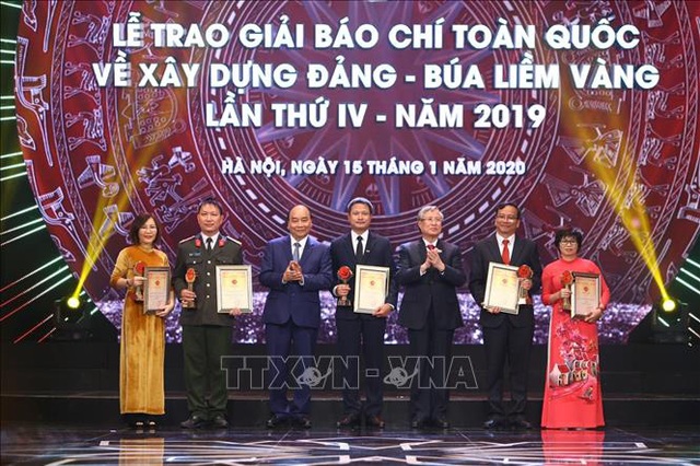  Thủ tướng dự Lễ công bố và trao Giải Búa liềm vàng lần thứ IV  - Ảnh 3.