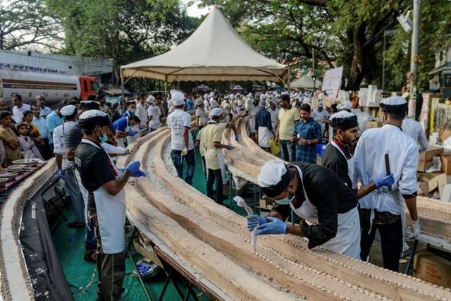 Nghệ nhân Ấn Độ làm bánh 27 tấn dài nhất thế giới để phá kỷ lục của TQ - Ảnh 1.
