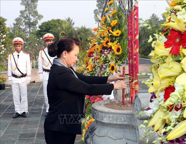  Chủ tịch Quốc hội Nguyễn Thị Kim Ngân dâng hương viếng Nghĩa trang Liệt sĩ tỉnh Bến Tre  - Ảnh 1.